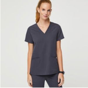 FIGS Casma Three-Pocket Scrub Top, XS, Charcoal